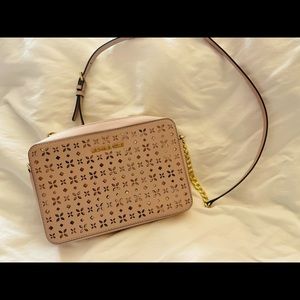 Light pink Michael kors cross body like new used a couple times